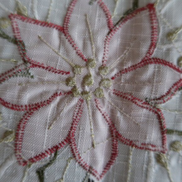 St Nicholas Square Christmas Poinsettia Cut-Out Centerpiece Mat Placemat - Picture 6 of 6